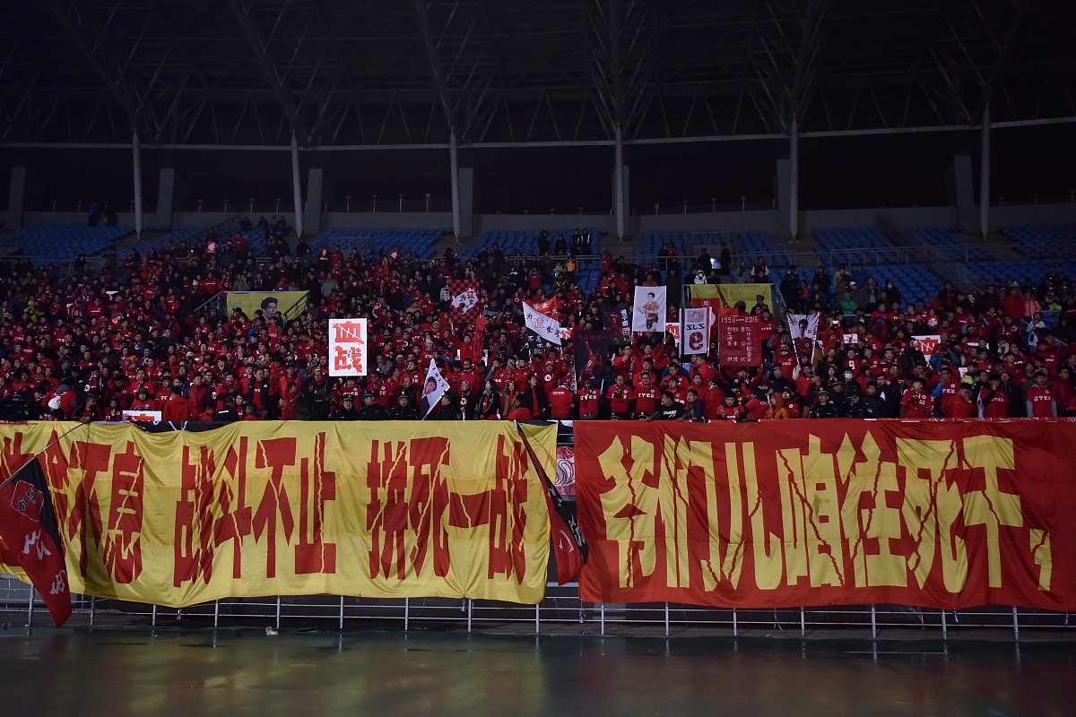 纷争不断，球队展现出坚韧不拔的精神